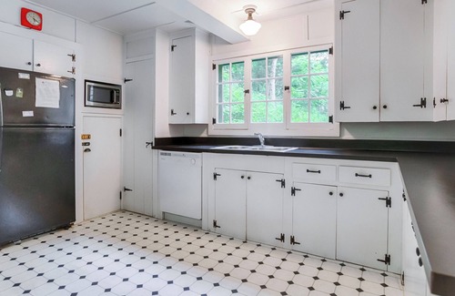 Canandaigua Cabaña | Strawberry Cottage - ¡Disfruta de la privacidad boscosa en el lago Canandaigua!