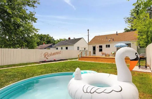 Richmond Casa | Strawberry Moon - Colorful Cottage w/ Pool