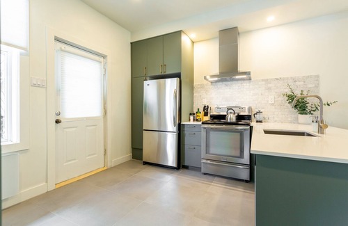 Hochelaga Apartamento | Strawberry Stays! Secret to sweet dreams!