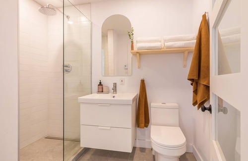 Hochelaga Apartamento | Strawberry Stays! Secret to sweet dreams!
