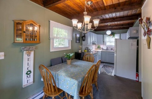 Hamlin Chalet De Esquí | Streamside Chalet with Hot Tub 🔥Pivate Playground-Family Friendly by pool/lake