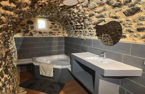 La Celle-sous-Gouzon Casa | Street house with pool