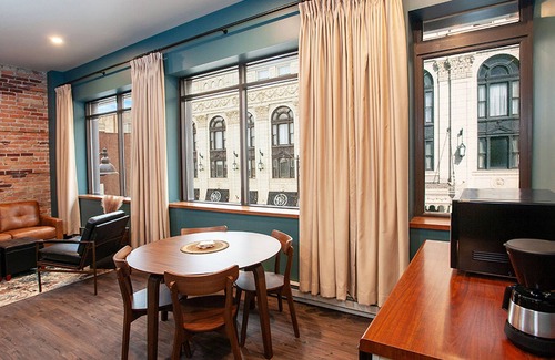 Downtown - Waterfront Apartamento | Street View Queen Suite - Spectacular Views of Downtown Duluth's Superior Street