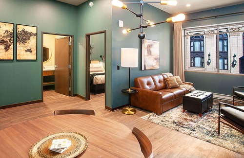 Downtown - Waterfront Apartamento | Street View Queen Suite - Spectacular Views of Downtown Duluth's Superior Street