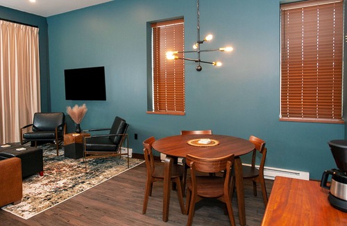 Downtown - Waterfront Apartamento | Street View Queen Suite - Spectacular Views of Downtown Duluth's Superior Street