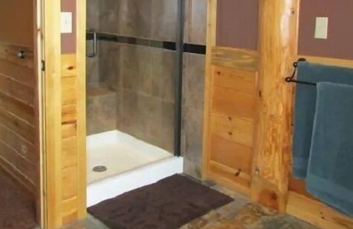 Viola Apartamento | Impresionante suite privada de 620 pies cuadrados en el piso superior de una increíble casa de madera moderna.