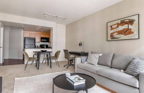 Navy Yard Apartamento | Striking Navy Yard 1BR w/ Roof Pool & W/D, nr Nightlife, by Blueground