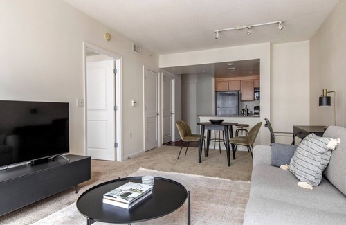 Navy Yard Apartamento | Striking Navy Yard 1BR w/ Roof Pool & W/D, nr Nightlife, by Blueground