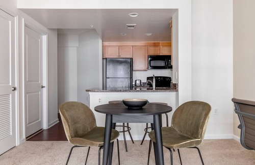 Navy Yard Apartamento | Striking Navy Yard 1BR w/ Roof Pool & W/D, nr Nightlife, by Blueground
