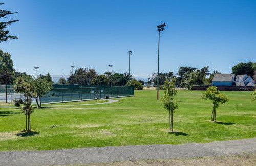 West Alameda Casa | Stroll to SF Bay Beaches! Cozy Home in Alameda