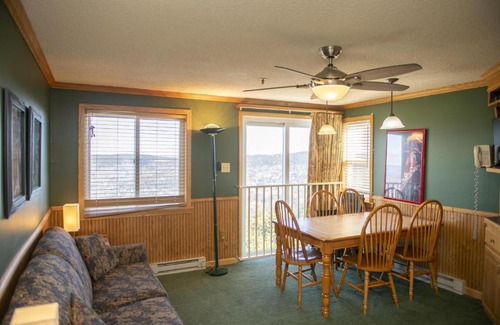 Snowshoe Apartamento | Stroll to Slopes, Village Area, Ski in-out MtLodge 294