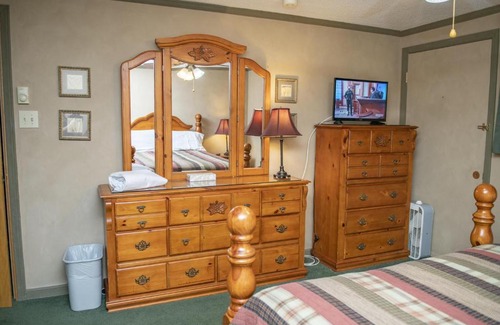 Snowshoe Apartamento | Stroll to Slopes, Village Area, Ski in-out MtLodge 294