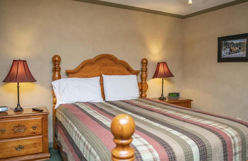 Snowshoe Apartamento | Stroll to Slopes, Village Area, Ski in-out MtLodge 294