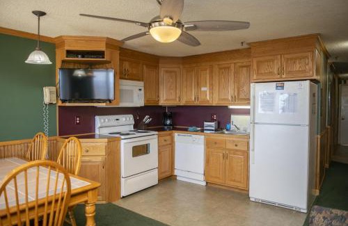 Snowshoe Apartamento | Stroll to Slopes, Village Area, Ski in-out MtLodge 294