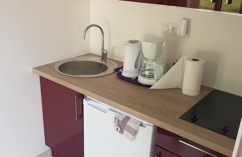 Saint-Pierre-d'Artheglise Apartamento | Estudios equipados en el pueblo de "Silence that grows"