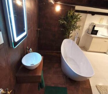 Les Arcs-sur-Argens Apartamento | Studio équipé avec Lit rond/baignoire ilot/Table massage Aux Arcs