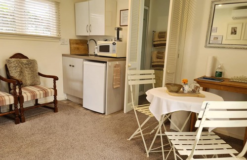 Martinborough Apartamento | Studio 25: una habitación encantadora en un jardín campestre