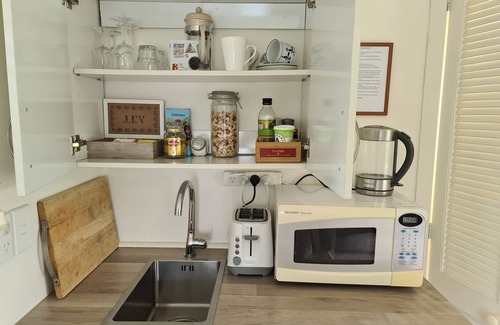 Martinborough Apartamento | Studio 25: una habitación encantadora en un jardín campestre