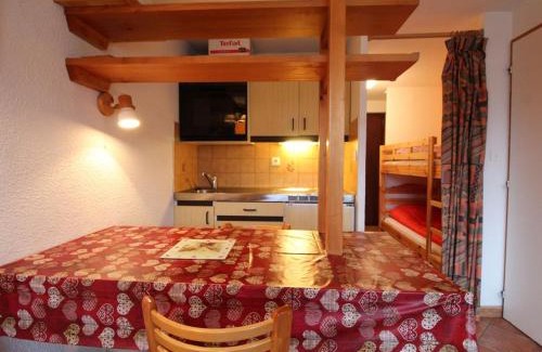 Les Carroz-d'Araches Apartamento | Studio 4 pers, centre village d'Arâches, balcon ouest, proche pistes et commodités - FR-1-572-137