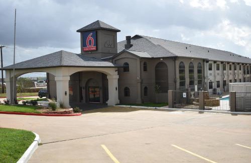 Brenham Hotel | Studio 6 Suites Brenham, TX