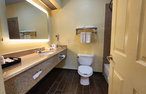 Pasadena Hotel | Days Inn & Suites by Wyndham Pasadena