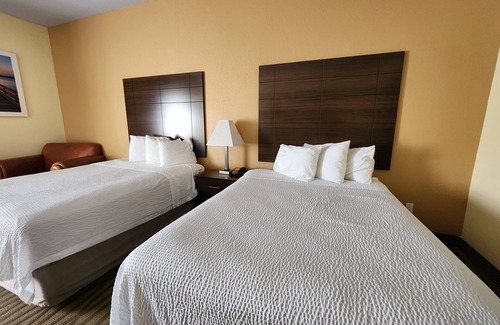 Pasadena Hotel | Days Inn & Suites by Wyndham Pasadena