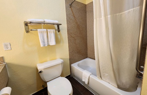 Pasadena Hotel | Days Inn & Suites by Wyndham Pasadena
