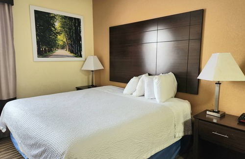 Pasadena Hotel | Days Inn & Suites by Wyndham Pasadena