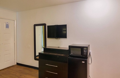 Tyler Hotel | Studio 6 Tyler, TX
