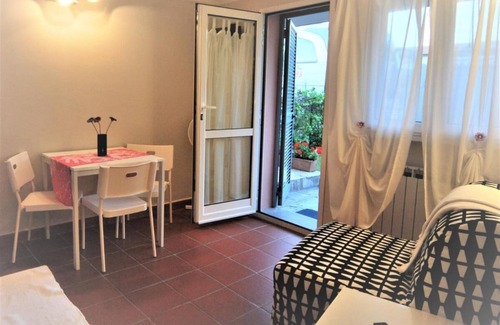 Fiumaretta Apartamento | Studio apartment near the sea, with garden and private parking " The Seagull"