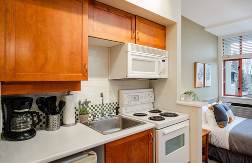 Village North Condominio | Studio | Alpenglow Lodge | Private Balcony w/ Mountain views | AC | Communal Gym | Central Location