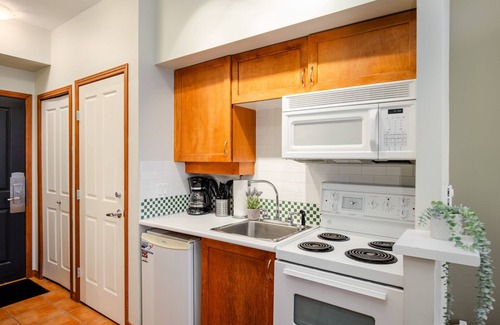 Village North Condominio | Studio | Alpenglow Lodge | Private Balcony w/ Mountain views | AC | Communal Gym | Central Location