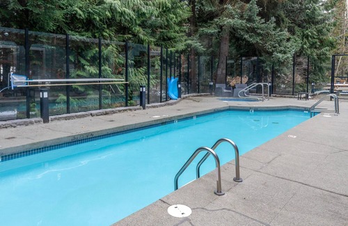 Village North Condominio | Studio | Alpenglow Lodge | Private Balcony w/ Mountain views | AC | Communal Gym | Central Location