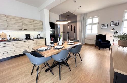 Kleinwelka Apartamento | Studio Alte Mädchenschule, Sauna, 6 Personen, Hund, am Saurierpark, Boxsprinbetten, gratis Kaffee und Tee, Minibar