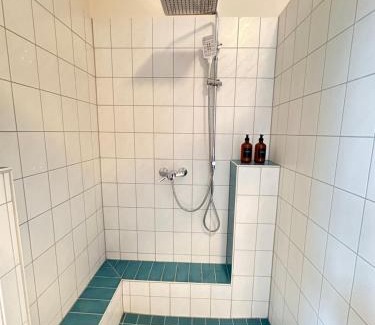 Kleinwelka Apartamento | Studio Alte Mädchenschule, Sauna, 6 Personen, Hund, am Saurierpark, Boxsprinbetten, gratis Kaffee und Tee, Minibar