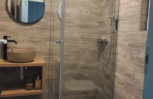 Piatra Neamt Apartamento | Studio amplasat în centrul orașului cu vedere la munte.