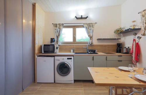 Tredrez-Locquemeau Apartamento | Apartamento estudio 'Mimi's Penty' con vistas al mar, terraza privada y Wi-Fi