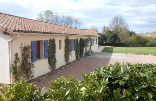Abjat-sur-Bandiat Apartamento | Estudio Rose en Dordoña, con piscina y magníficas vistas.