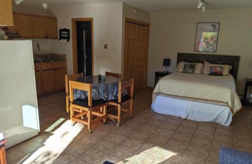 Northeast Santa Fe Apartamento | Studio apartment 15 minute walk to plaza