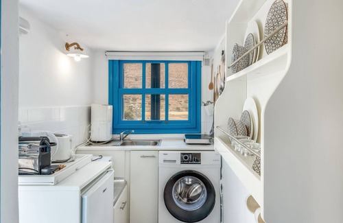 Karpathos Apartamento | Apartamento estudio 'Avlona Blue' con vistas a la montaña, Wi-Fi y aire acondicionado.
