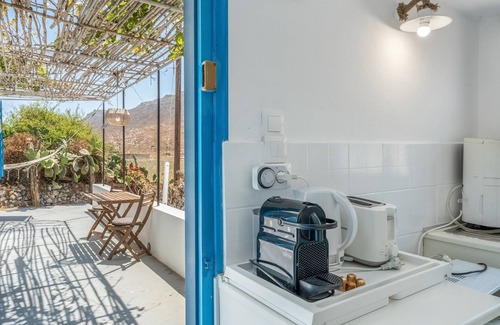 Karpathos Apartamento | Apartamento estudio 'Avlona Blue' con vistas a la montaña, Wi-Fi y aire acondicionado.