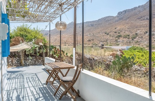 Karpathos Apartamento | Apartamento estudio 'Avlona Blue' con vistas a la montaña, Wi-Fi y aire acondicionado.