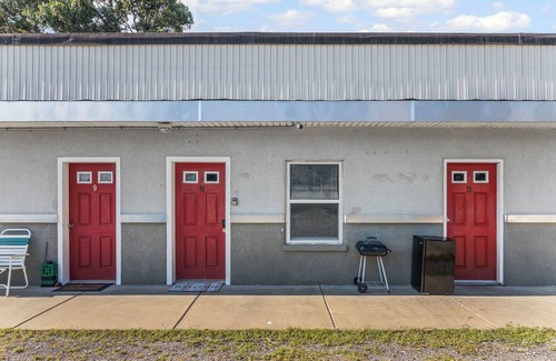 Paola Apartamento | Studio Apartment Charming Kansas Hideaway Near Downtown w/Parking