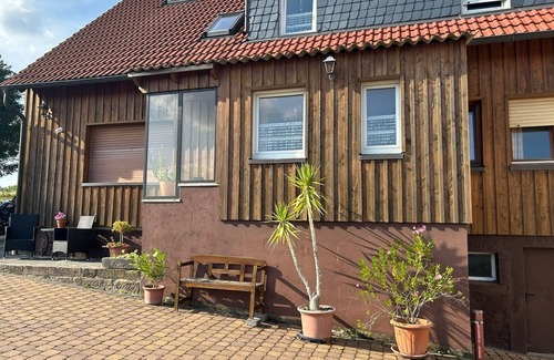 Gersfeld Apartamento | Apartamento estudio 'Haus Edith Zimmer' con vistas a la montaña, jardín compartido y Wi-Fi