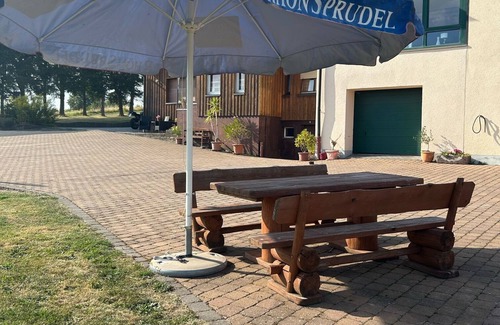 Gersfeld Apartamento | Apartamento estudio 'Haus Edith Zimmer' con vistas a la montaña, jardín compartido y Wi-Fi