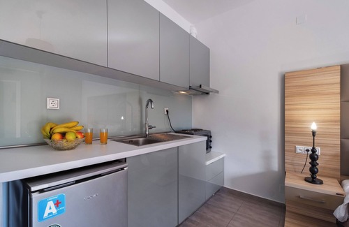 Anthousa Apartamento | Apartamento estudio 'Deluxe 2 Adultos - A' con terraza compartida, Wi-Fi y aire acondicionado.