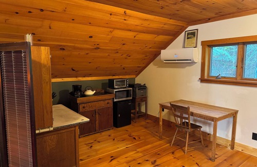 Keene Apartamento | Studio Apartment in Heart of High Peaks - Perfect Basecamp for Hikers!