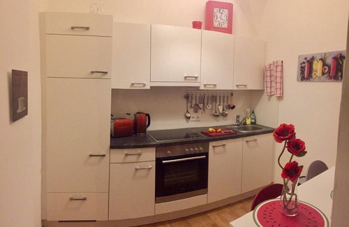 Graz City Centre Apartamento | Studio apartment in the heart of Graz's old town -kitchen, bathroom, WC, balcony