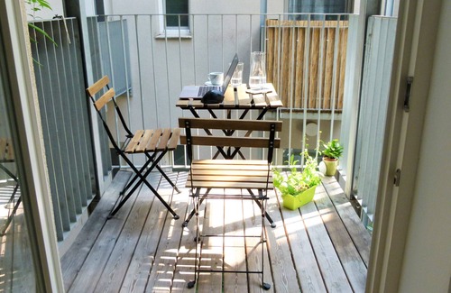 Graz City Centre Apartamento | Studio apartment in the heart of Graz's old town -kitchen, bathroom, WC, balcony