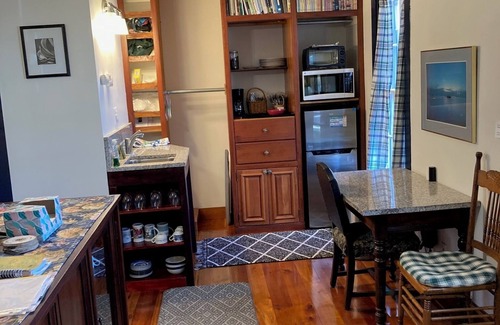 Essex Apartamento | Studio apartment in water view Historic home with WiFi, separate AC/heat